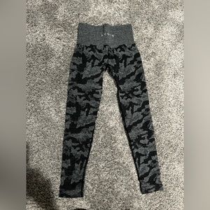 Black and gray camo NVGTN leggings size XS.